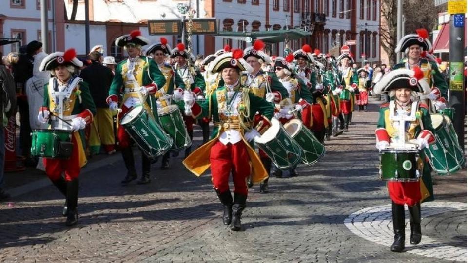 Parade der närrischen Garden