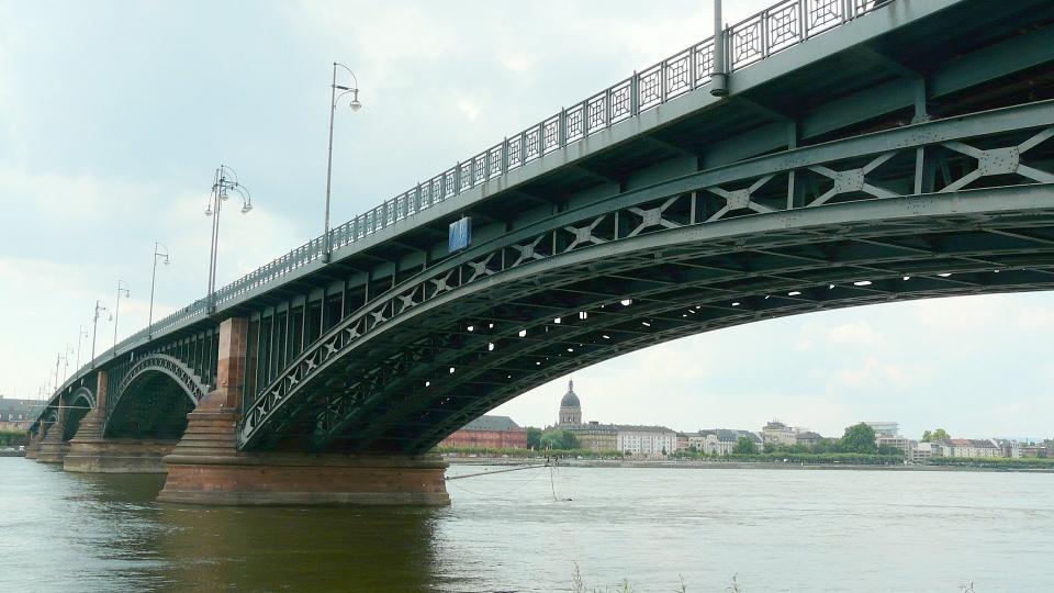 Jubiläumsaktion mit Signalkraft: Rote Husaren Kostheim laden zur Narrenkette über den Rhein