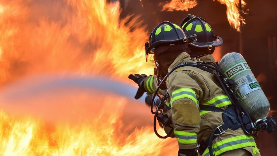 Nächtlicher Einsatz nach Großbrand in Mombach - Wagenhalle des MCV von Flammen bedroht