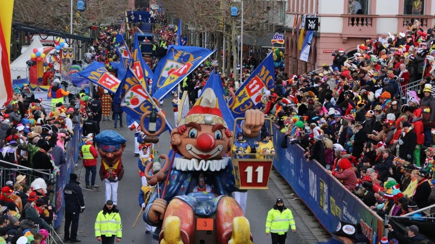 Rosenmontagszug auf den Tribünen des MCV hautnah erleben Mainzer