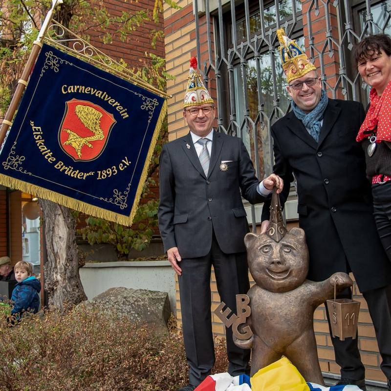 Eiskalte Brüder enthüllen neue Eisbär Skulptur